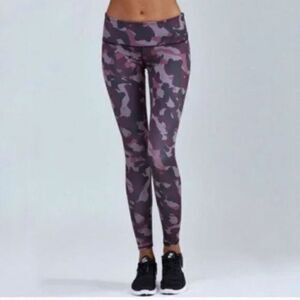 Noli Purple camouflage print Leggings Size Small